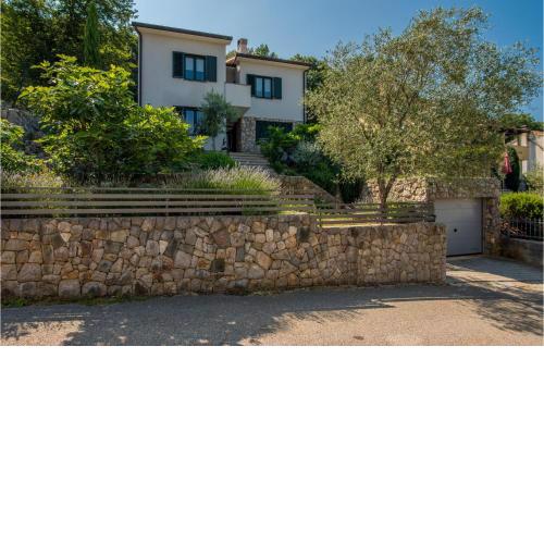 4 Bedroom Gorgeous Apartment In Porozina
