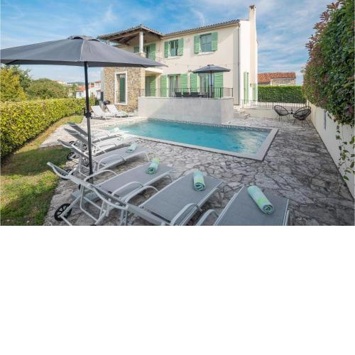 4 Bedroom Gorgeous Home In Baredine