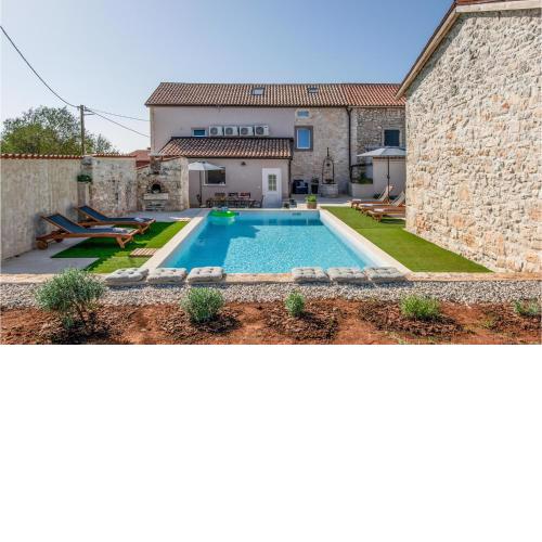 4 Bedroom Lovely Home In Duga Uvala