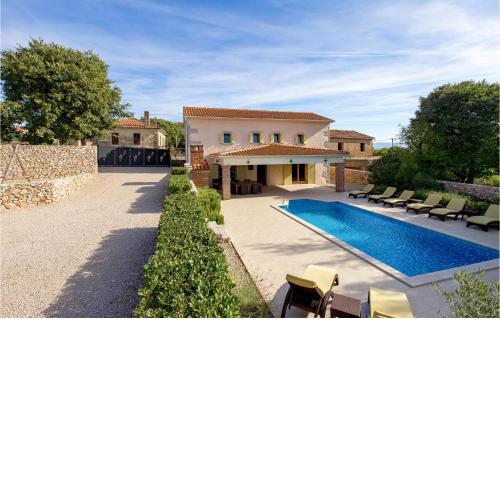 4 Bedroom Lovely Home In Garica