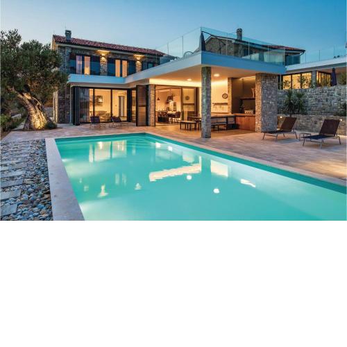 4 Bedroom Nice Home In Lun