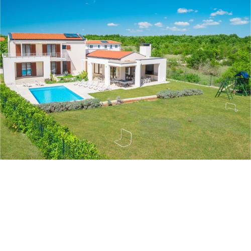 4 Bedroom Nice Home In Stokovci