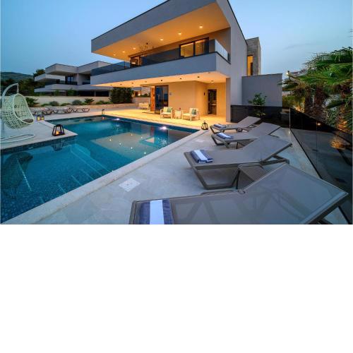4 Bedroom Stunning Home In Marina