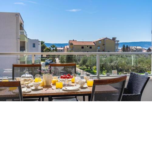 4 Star Apt, Spacious 16m2 terrace with some seaview, 4min walk to beach