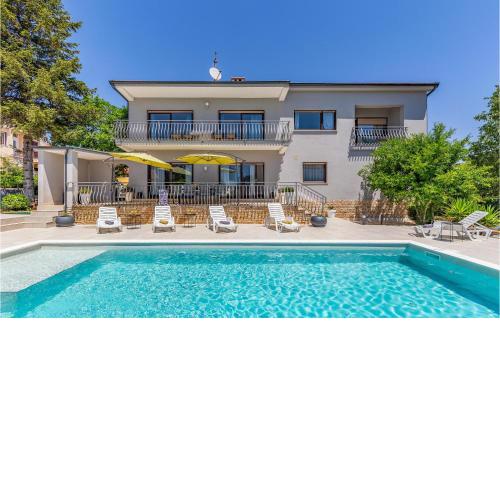 5 Bedroom Awesome Home In Medulin