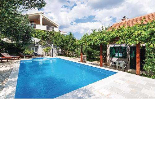 5 Bedroom Beautiful Home In Lisane Ostrovicke