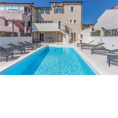 5 Bedroom Cozy Apartment In Banjole