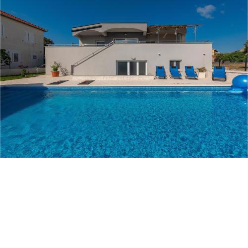 5 Bedroom Cozy Home In Vrsi