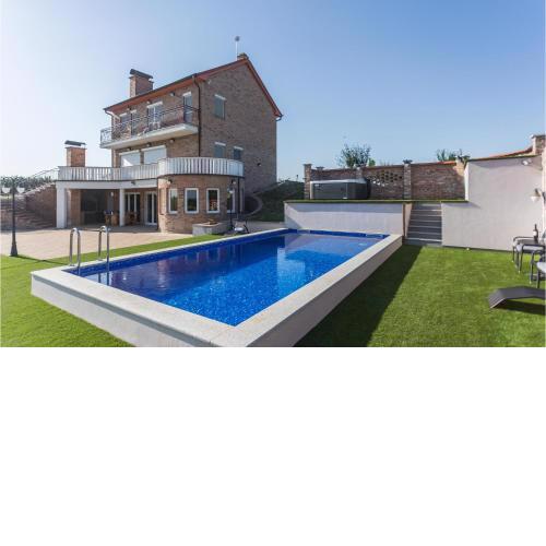 5 Bedroom Lake Front Home In Ceminac