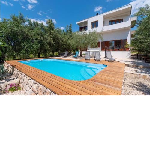 5 Bedroom Lovely Home In Posedarje