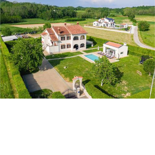 5 Bedroom Nice Home In Karojba
