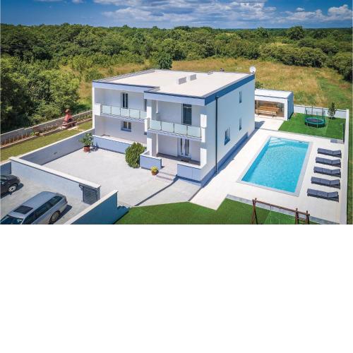 5 Bedroom Nice Home In Loborika