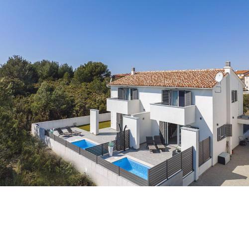 500 Meter zum Strand mit Privatpool, Meerblick, WLAN