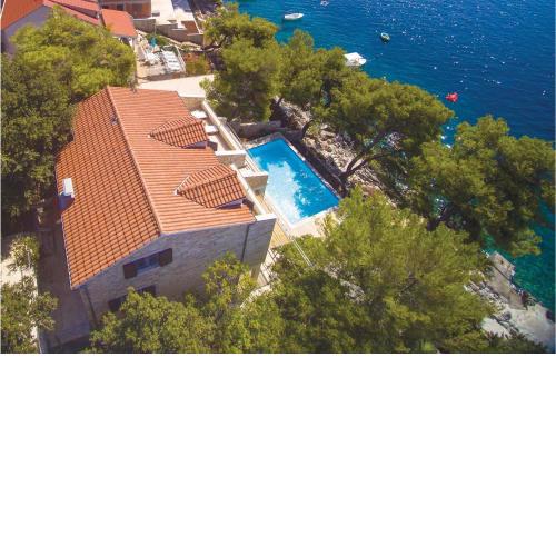 6 Bedroom Awesome Home In Prizba