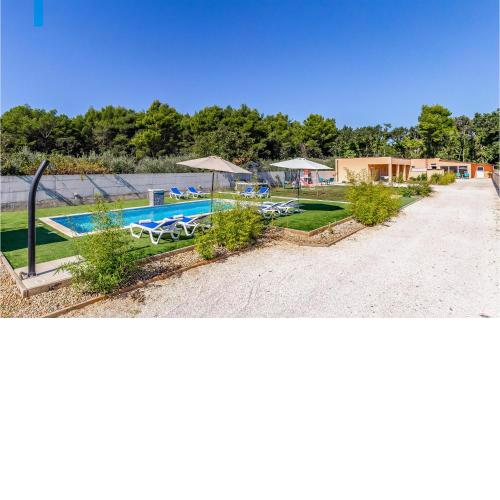 6 Bedroom Beautiful Home In Medulin