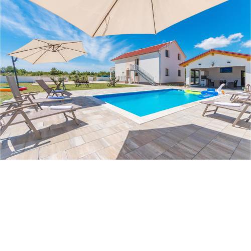 6 Bedroom Nice Home In Benkovac