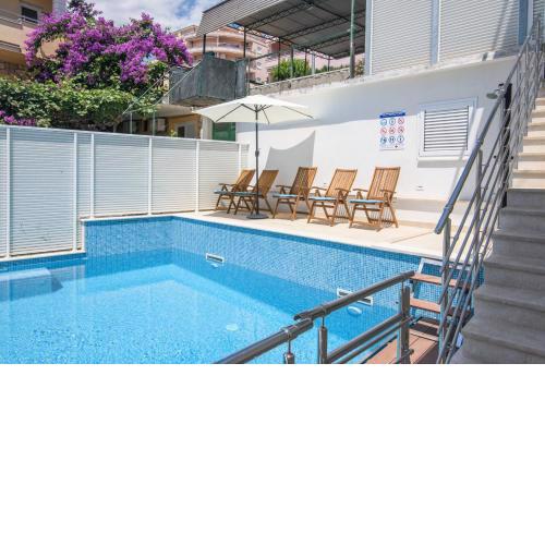 A1-apt w shared pool & balcony next to the beach