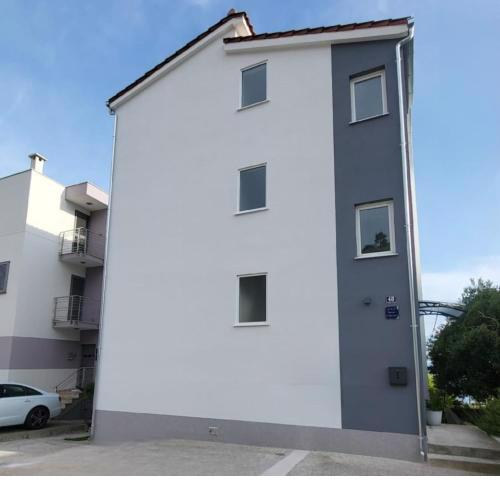 A2 - large 80m2 apt w sea view balcony and garden