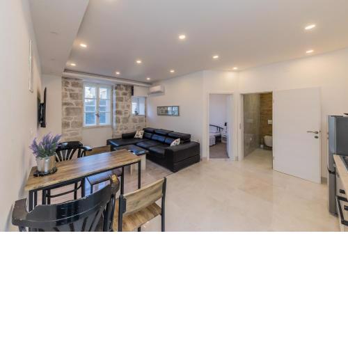 A2 - spacious apt on seafront with the sea view