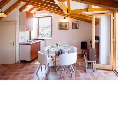 A2 - studio with balcony just 3 min to the beach