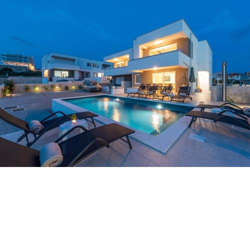 Adris 2 luxury modern apartment with a pool