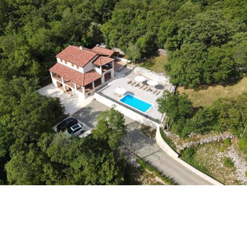 Amazing 4 bedroom villa with Swimming pool and WIFI, family frendly