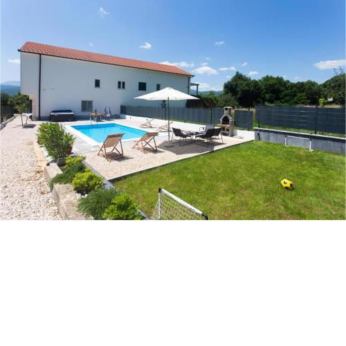 Amazing Apartment In Donji Prolozac With Wifi, 3 Bedrooms And Outdoor Swimming Pool