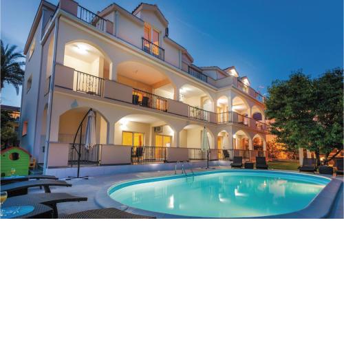 Amazing Apartment In Kastel Stafilic With Jacuzzi