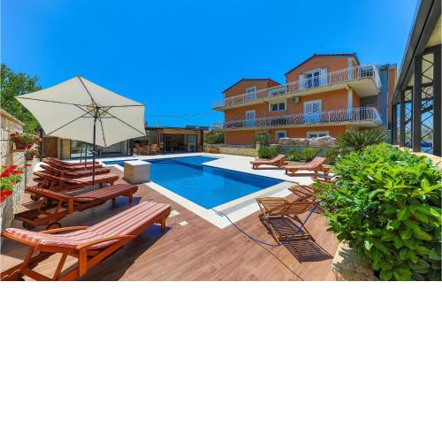 Amazing Apartment In Kastel Stari With Jacuzzi