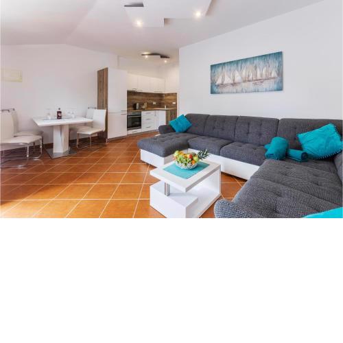 Amazing Apartment In Pavicini With Wifi