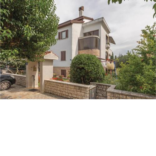 Amazing Apartment In Umag With 4 Bedrooms And Internet