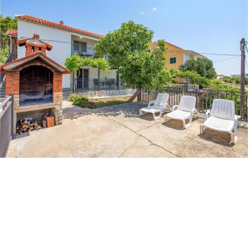 Amazing Apartment In Vlasici With Kitchen