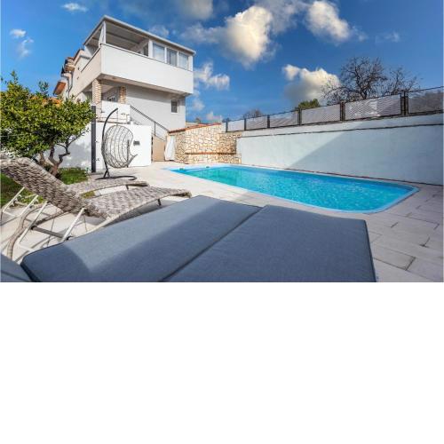 Amazing Home In Brodarica With House Sea View
