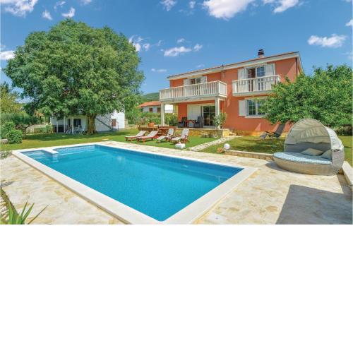 Amazing Home In Dicmo With Wifi