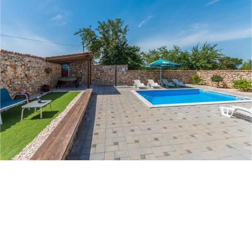 Amazing Home In Donje Rastane With Wifi