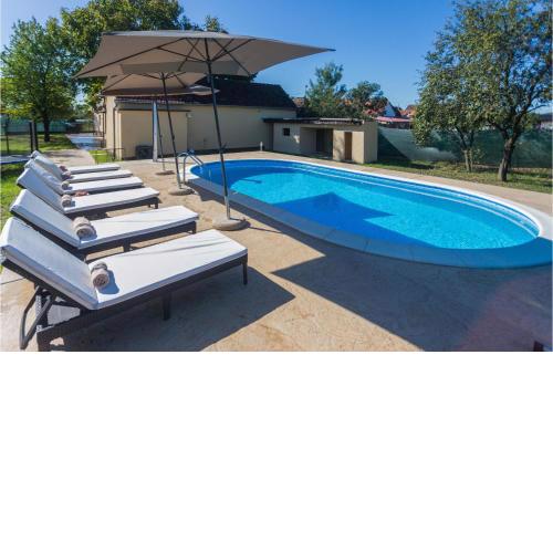 Amazing Home In Donji Andrijevci With Wifi