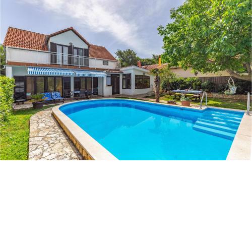 Amazing Home In Liznjan With Kitchen