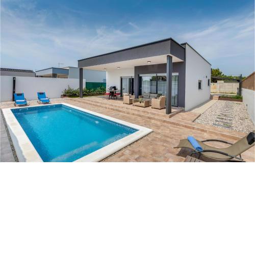 Amazing Home In Peroj With Wifi