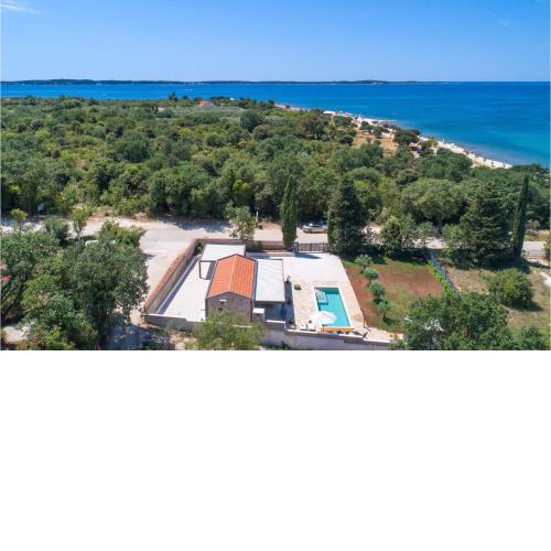 Amazing Home In Peroj With Wifi
