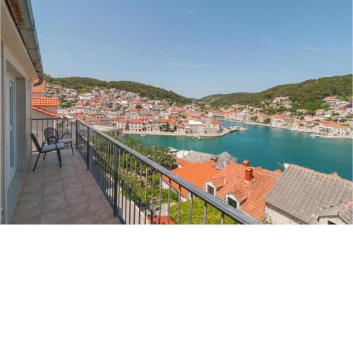 Amazing Home In Pucisca With Heated Swimming Pool