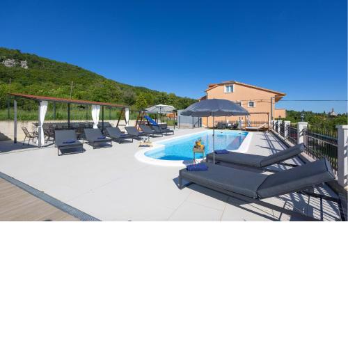 Amazing Home In Sinj With Heated Swimming Pool
