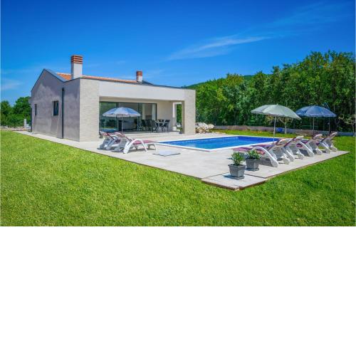 Amazing Home In Trget With Outdoor Swimming Pool