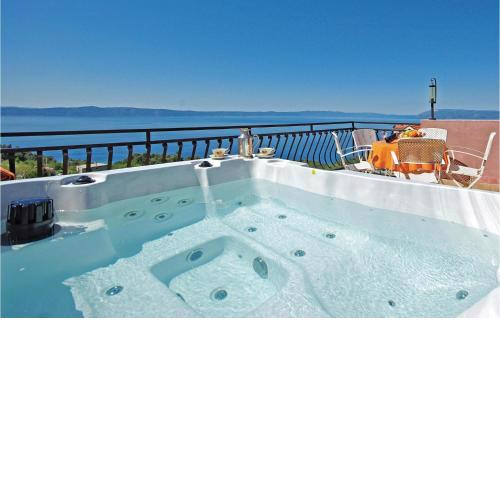 Amazing Home In Tucepi With Jacuzzi