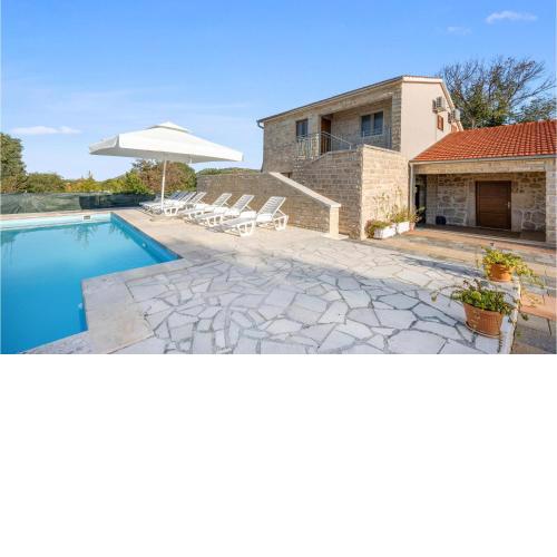 Amazing Home In Unesic With Outdoor Swimming Pool