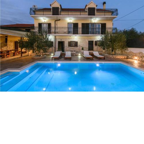 Amazing Home In Unesic With Wifi