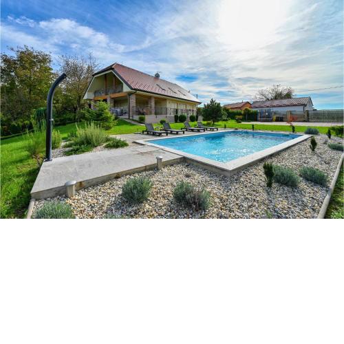 Amazing Home In Varazdin Breg With Wifi, Outdoor Swimming Pool And Heated Swimming Pool