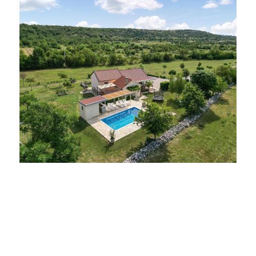 Amazing Home In Vojnic Sinjski With Sauna