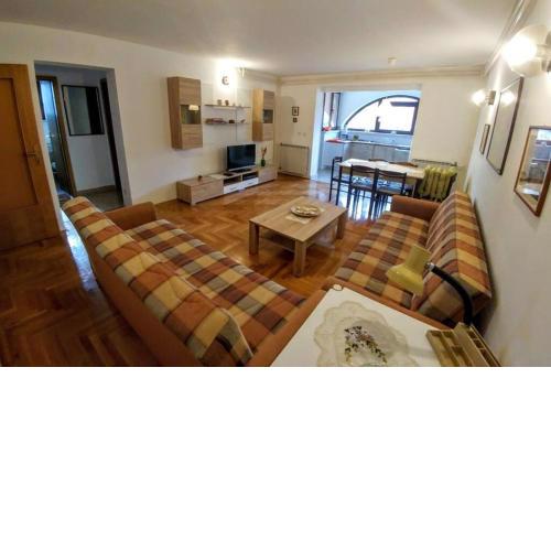 Apartman 100m2, full opremljen, privatni parking.