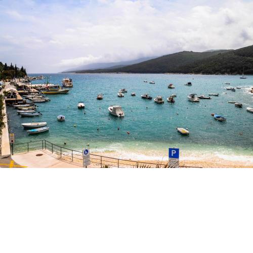 Apartman Gulliver in the center, 10 meters from the sea with private parking in natural shade
