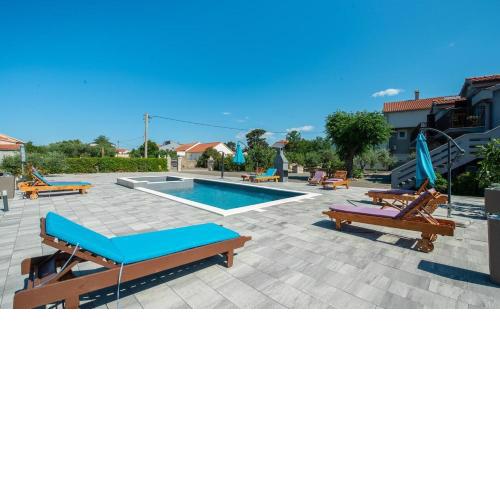 Apartmant Franica with heated pool and jacuzzi